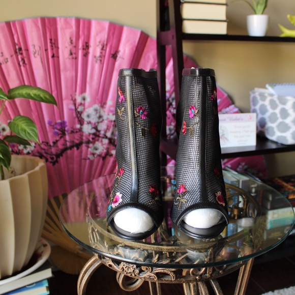 ✨NIB Marissa Floral Embroidered Mesh Caged Heels - Picture 3 of 15